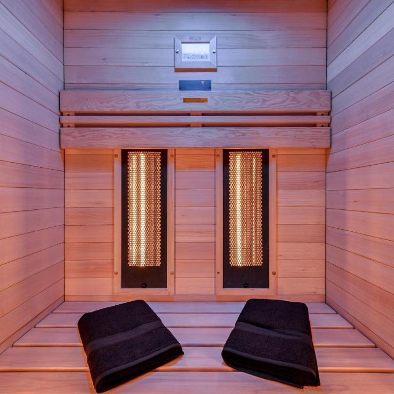Les Gîtes de Laure - O Lit Divin, Instant de volupté, BALNEO SAUNA, Climatisation, 160m de la Cité Médiévale - Superior Apartment mit Sauna - 4