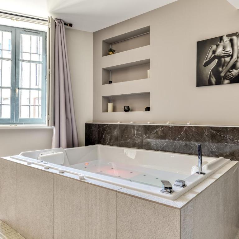 Les Gîtes de Laure - O Lit Divin, Instant de volupté, BALNEO SAUNA, Climatisation, 160m de la Cité Médiévale - Superior Apartment mit Sauna - 16
