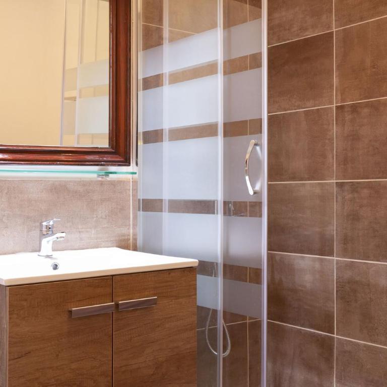 Esquirol - Two-Bedroom Apartment - 14