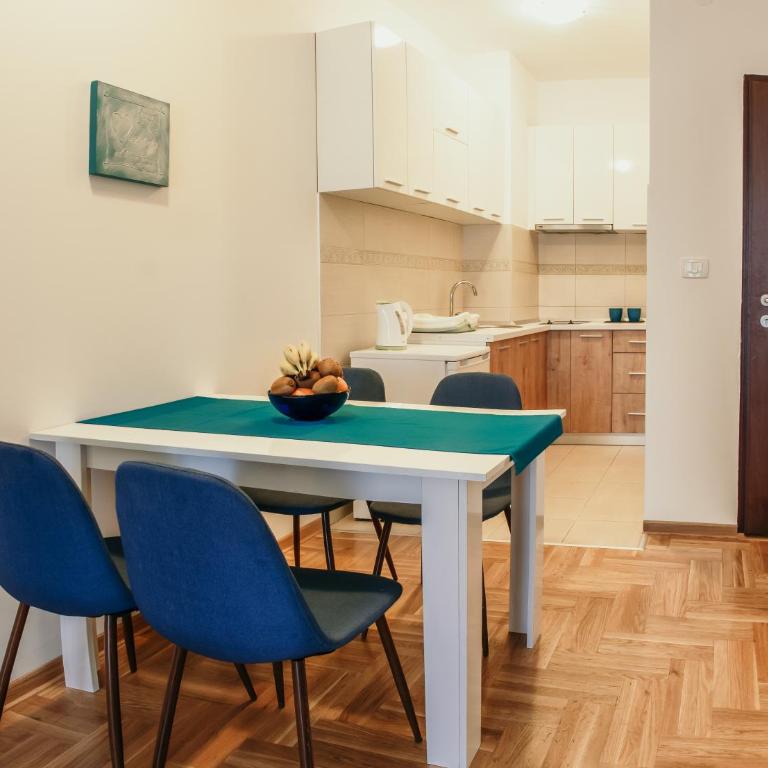 Peace 2 Apartments with parking - Two-Bedroom Apartment with Terrace - 3