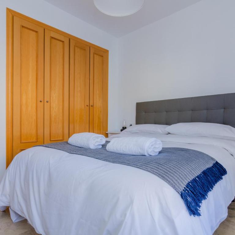 WintowinRentals Teatinos, Metro, Free Parking & Pool. - Apartment - 2