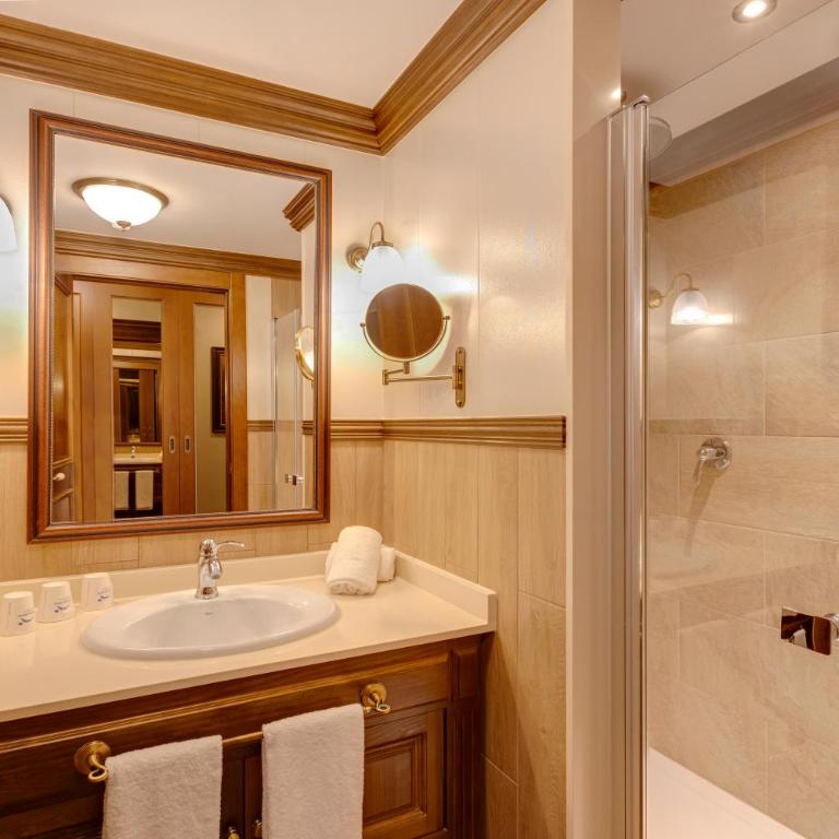 PortAventura Hotel Colorado Creek - Includes unlimited access to PortAventura Park & 1 access to Ferrari Land - Habitación Deluxe con acceso a PortAventura Park + 1 acceso a Ferrari Land (2 adultos) - 6