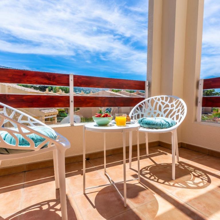 Renteando Albir Apartments - One-Bedroom Apartment with Balcony and Mountain View - 2