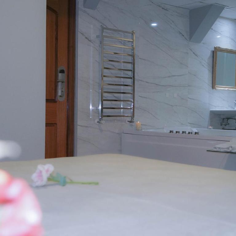 Caballero Errante - Habitación con cama grande y bañera de hidromasaje - 4