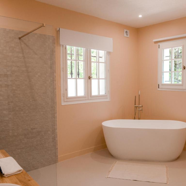 La Parenthèse de Marie - Chambre Lit King-Size - Vue sur Piscine - 3