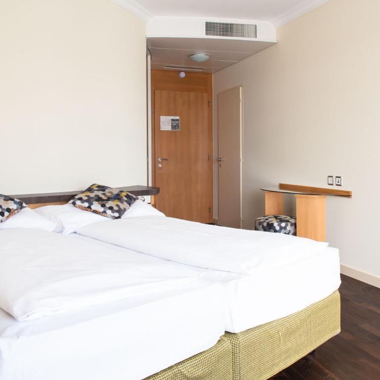 Hotel Seeburg - Superior Zweibettzimmer mit Seeblick und Balkon - 7