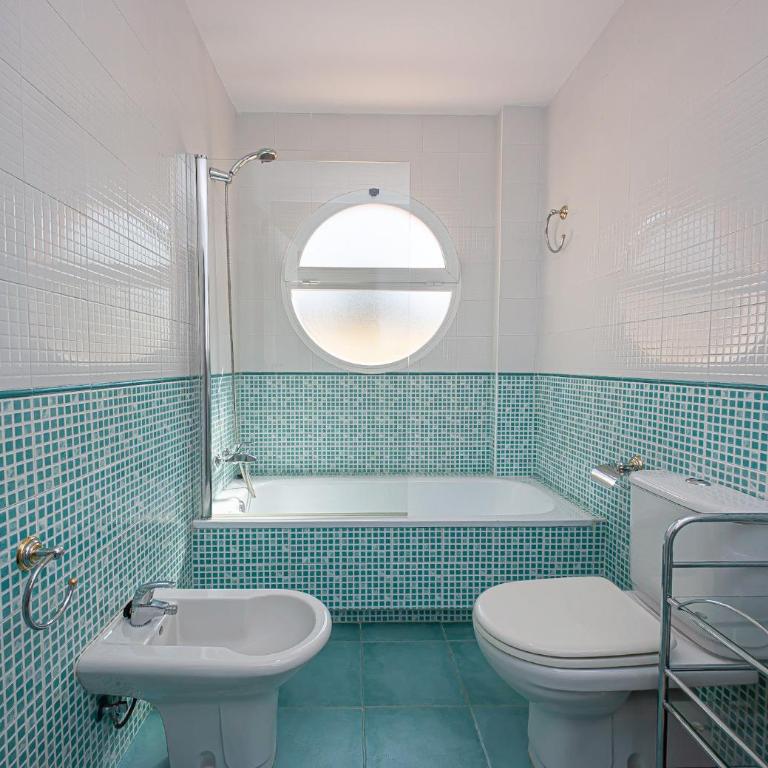 Las Palmeras Beach with Community Pool - Three-Bedroom Apartment - 9