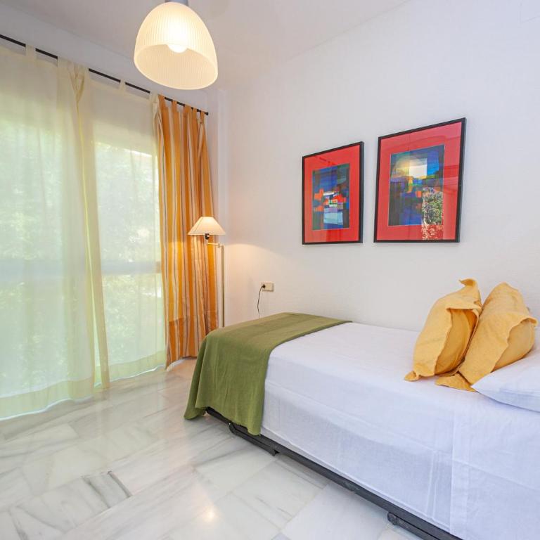 Las Palmeras Beach with Community Pool - Three-Bedroom Apartment - 11