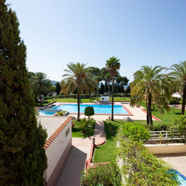 Las Palmeras Beach with Community Pool - Three-Bedroom Apartment - 20