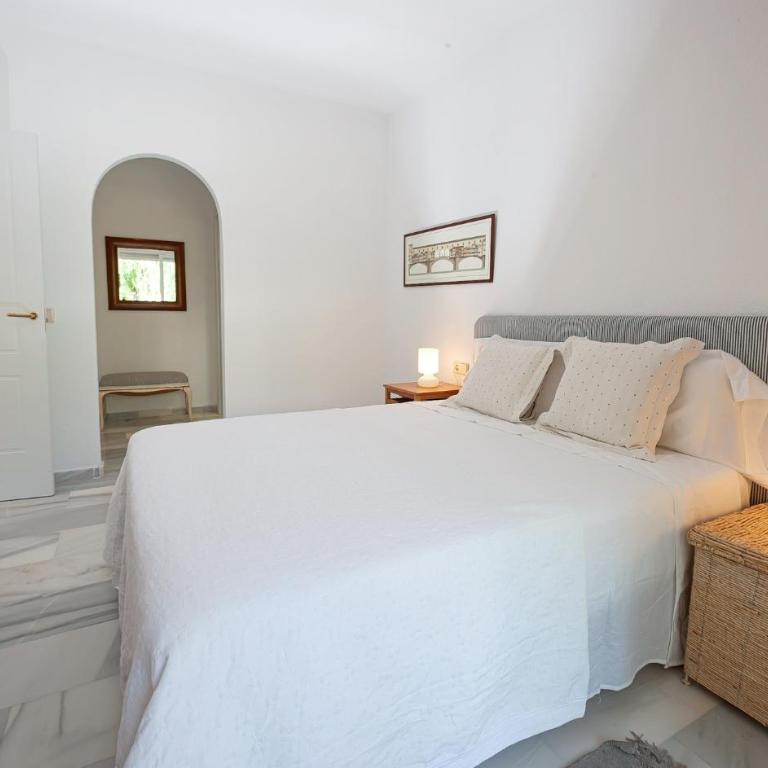 Las Palmeras Beach with Community Pool - Three-Bedroom Apartment - 8