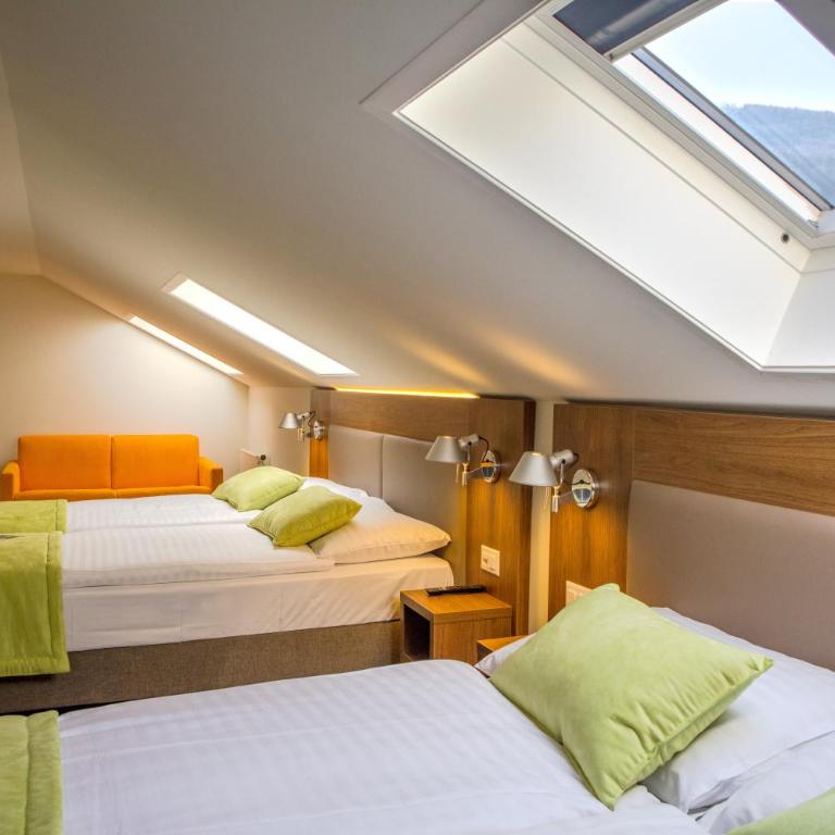 Campanile Martigny - Standard Zimmer mit 1 Doppelbett und 2 Einzelbetten - 1