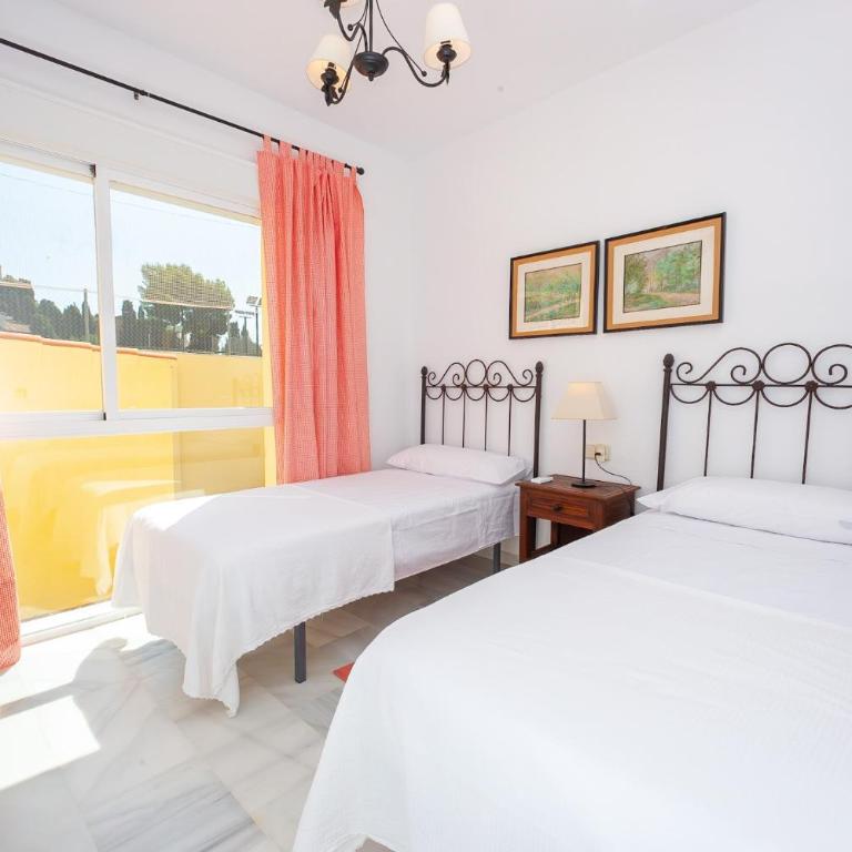 Las Palmeras Beach with Community Pool - Three-Bedroom Apartment - 12