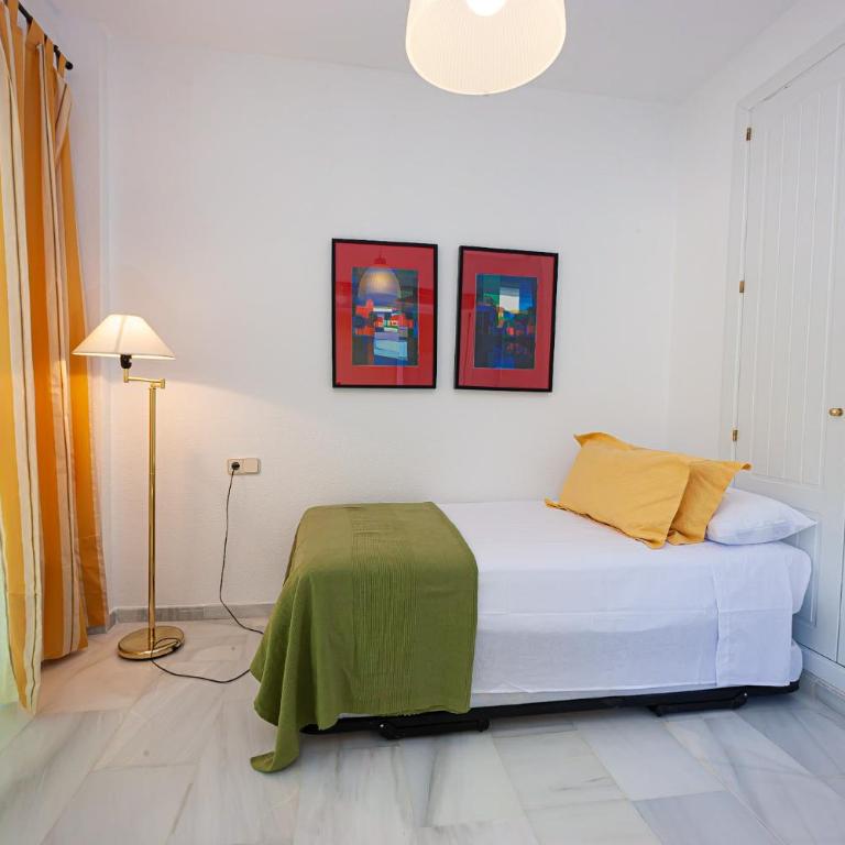 Las Palmeras Beach with Community Pool - Three-Bedroom Apartment - 14