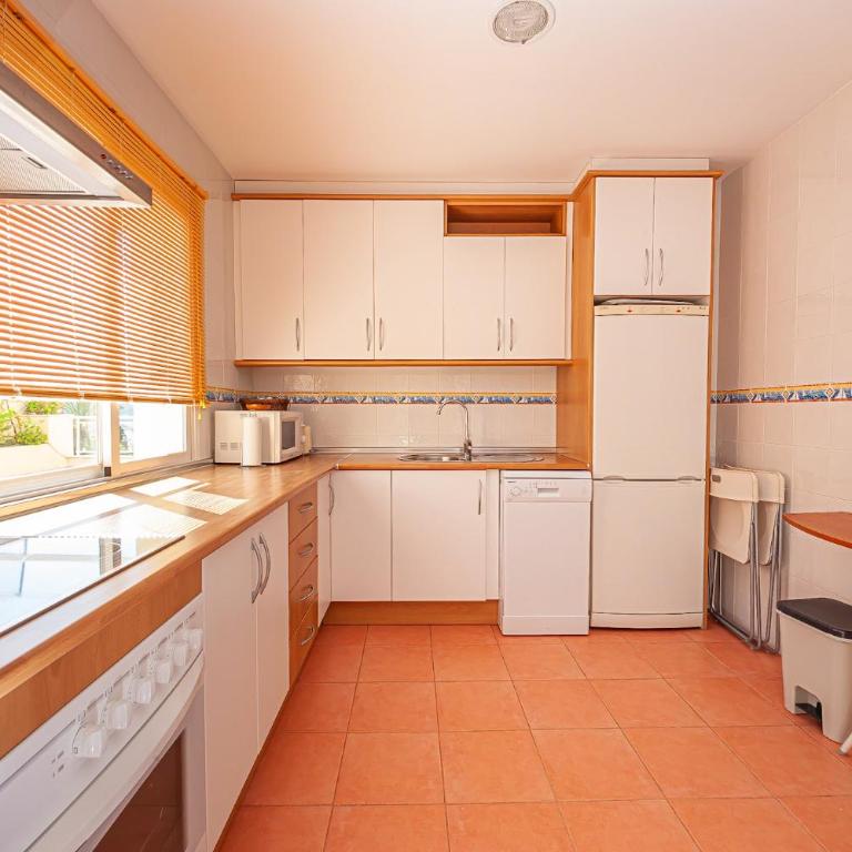 Las Palmeras Beach with Community Pool - Three-Bedroom Apartment - 15