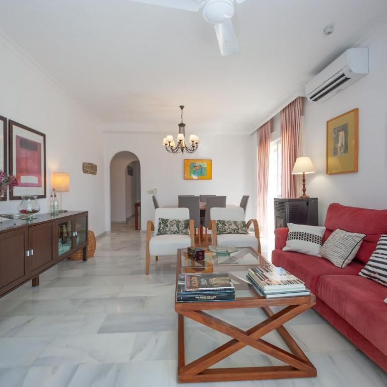 Las Palmeras Beach with Community Pool - Three-Bedroom Apartment - 17
