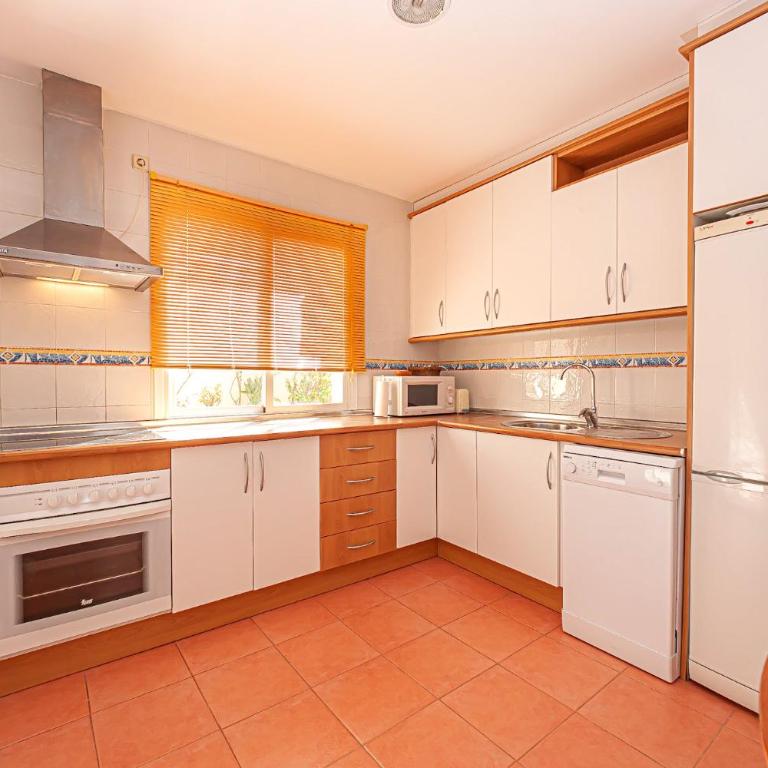 Las Palmeras Beach with Community Pool - Three-Bedroom Apartment - 18
