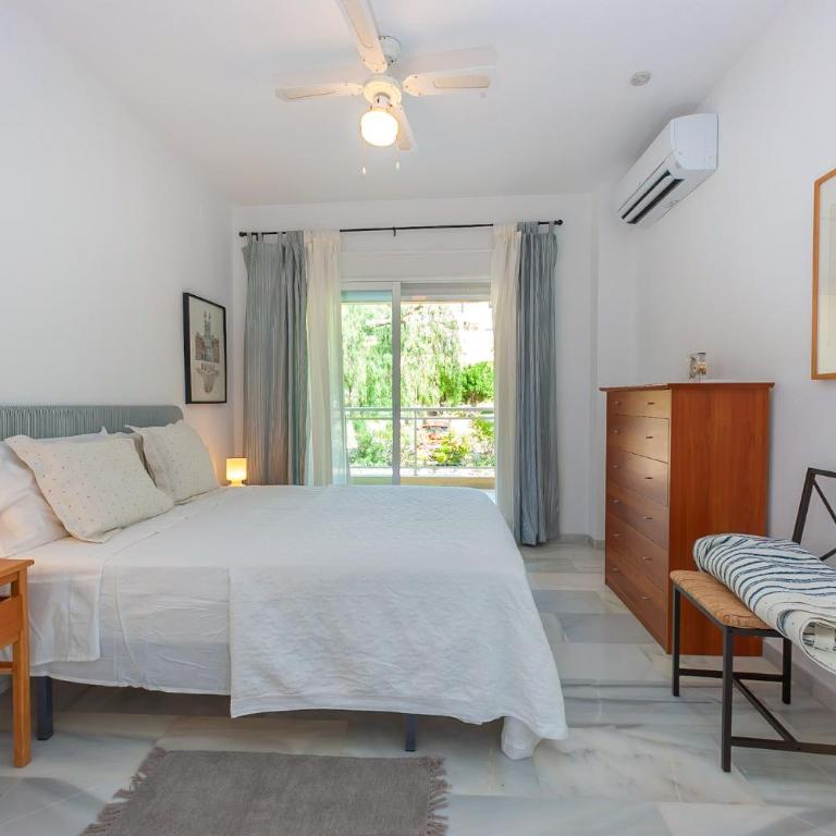 Las Palmeras Beach with Community Pool - Three-Bedroom Apartment - 7