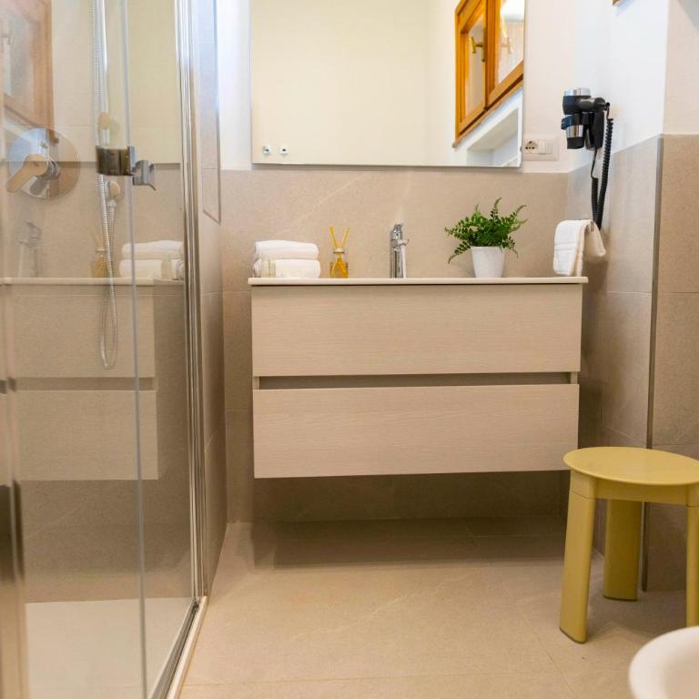Villa Curiazzi Guesthouse Viale la Pelosa 16 - Camera Matrimoniale Deluxe con 1 Letto Supplementare - 13