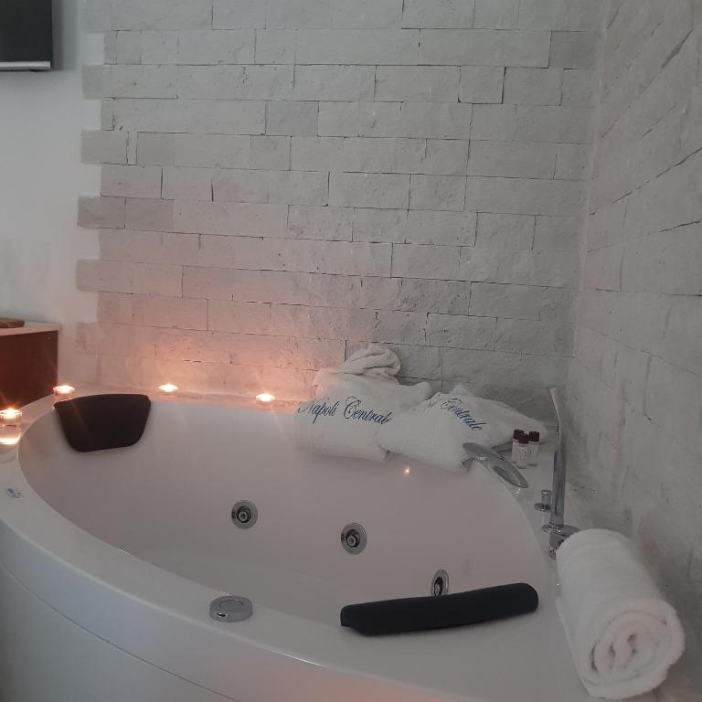 B&B Napoli Centrale Room&Jacuzzi - Camera Deluxe Matrimoniale/Doppia con Letti Singoli, con Vasca Idromassaggio - 16