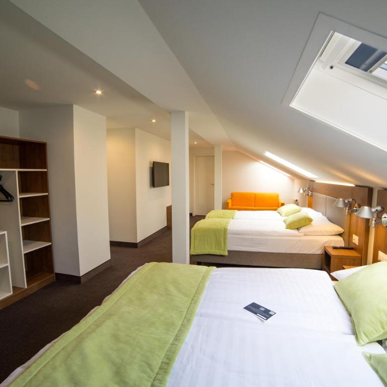 Campanile Martigny - Standard Zimmer mit 1 Doppelbett und 2 Einzelbetten - 2