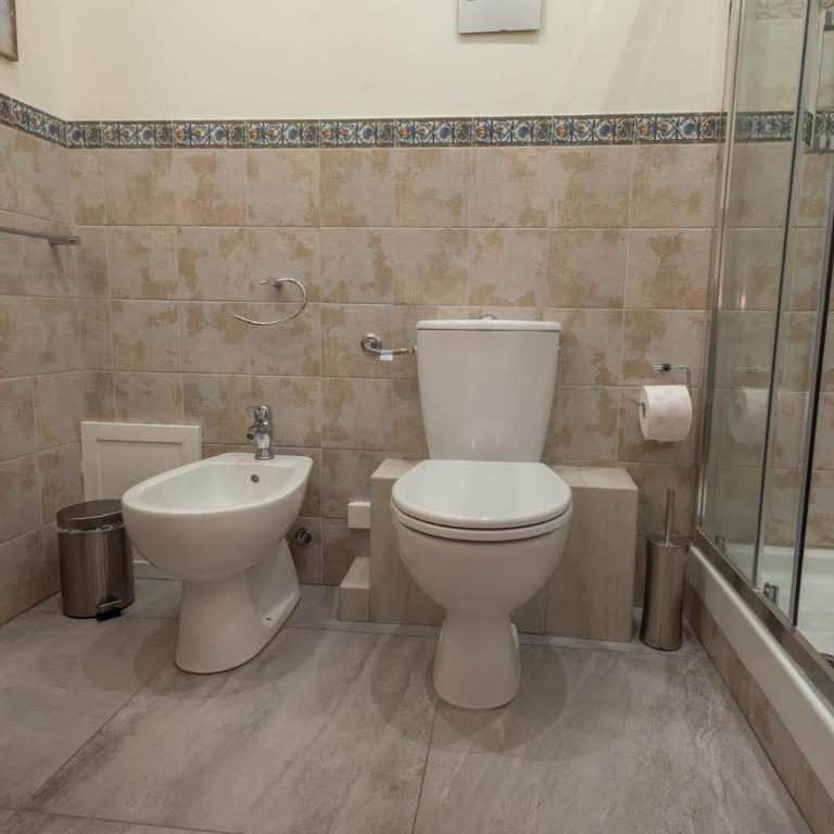 Liberty Palace - Double Room with Private Bathroom - 6