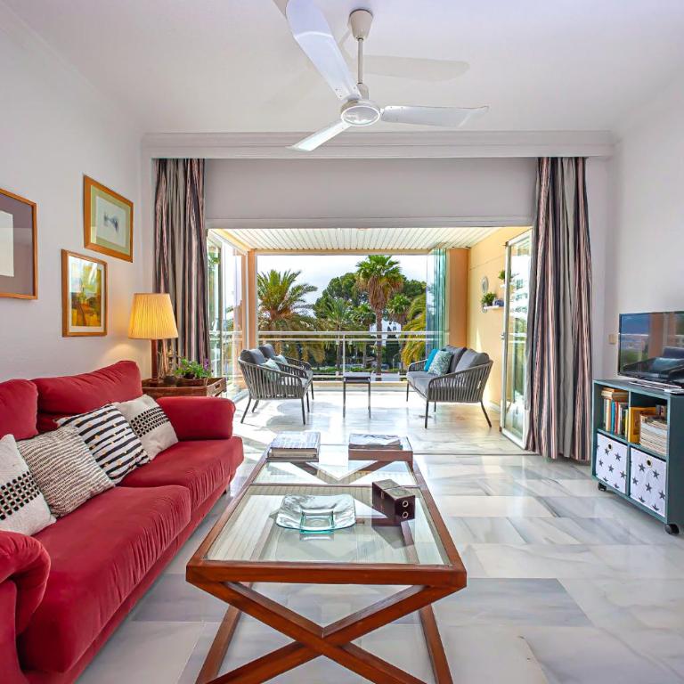 Las Palmeras Beach with Community Pool - Three-Bedroom Apartment - 6