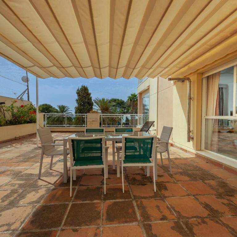 Las Palmeras Beach with Community Pool - Three-Bedroom Apartment - 23