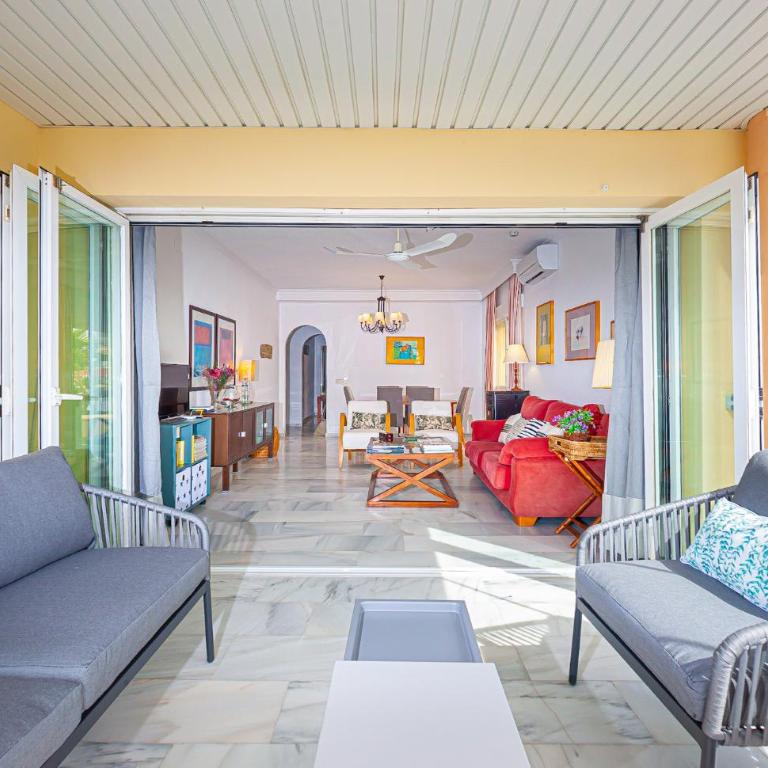 Las Palmeras Beach with Community Pool - Three-Bedroom Apartment - 24