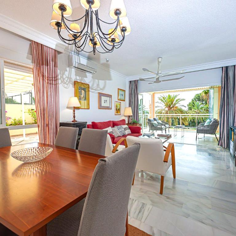 Las Palmeras Beach with Community Pool - Three-Bedroom Apartment - 27