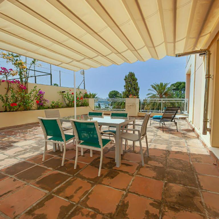 Las Palmeras Beach with Community Pool - Three-Bedroom Apartment - 28