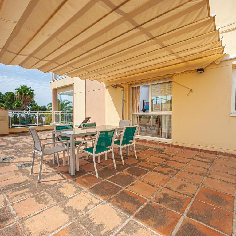 Las Palmeras Beach with Community Pool - Three-Bedroom Apartment - 29