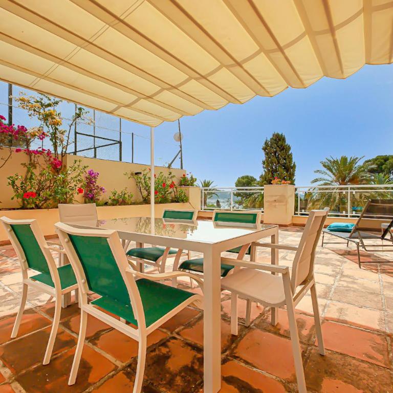 Las Palmeras Beach with Community Pool - Three-Bedroom Apartment - 31