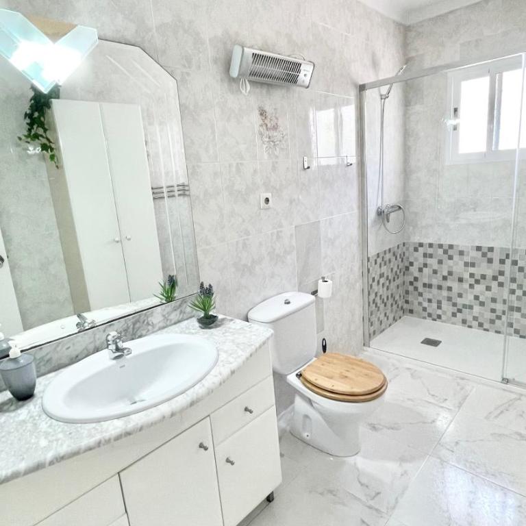 Chalet en primera Línea con 150m2 de Jardín Privado - Casa de 3 dormitorios - 35