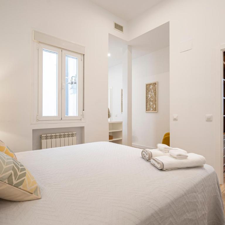 Ever House - El CORAZON de CHUECA - Three-Bedroom Apartment - 26