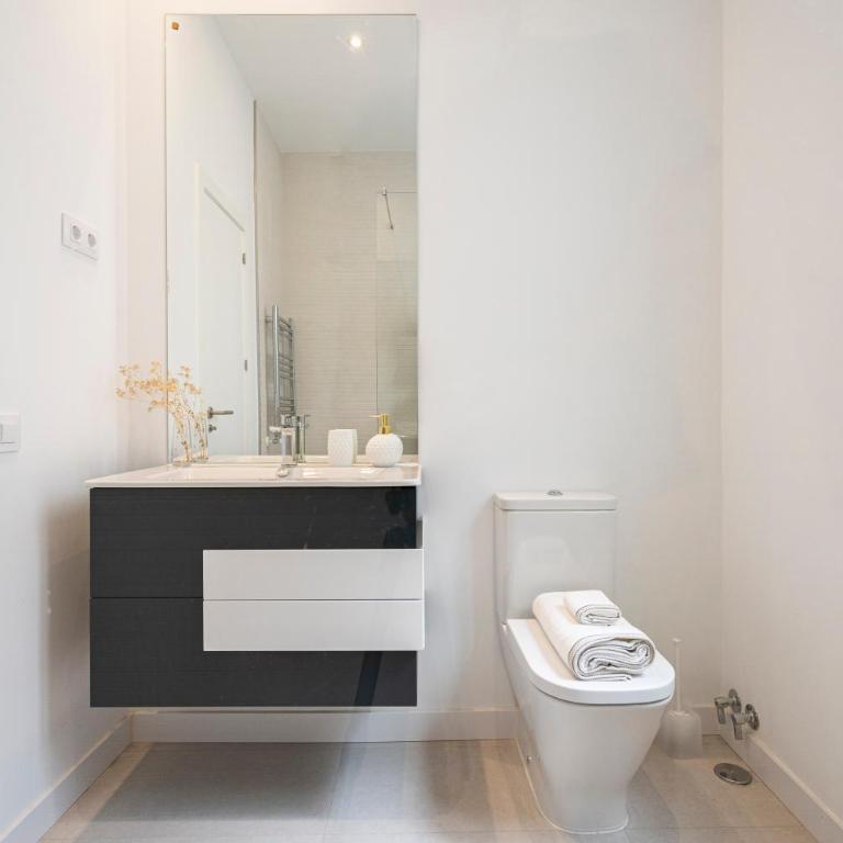 Ever House - El CORAZON de CHUECA - Three-Bedroom Apartment - 32
