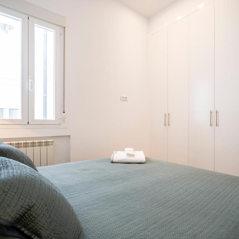 Ever House - El CORAZON de CHUECA - Three-Bedroom Apartment - 33