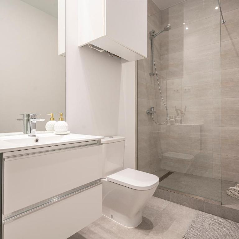 Ever House - El CORAZON de CHUECA - Three-Bedroom Apartment - 37