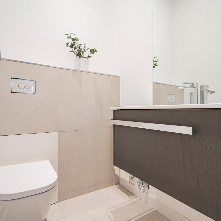 Ever House - El CORAZON de CHUECA - Three-Bedroom Apartment - 42
