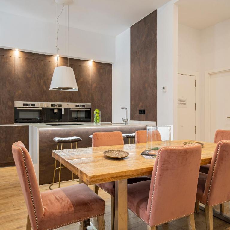 Ever House - El CORAZON de CHUECA - Three-Bedroom Apartment - 14