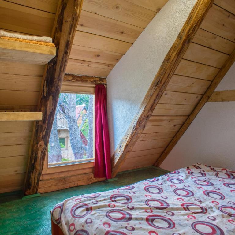 Maple village - Four-Bedroom House - 18