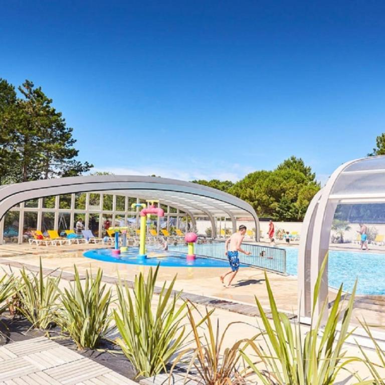 3 Bed - Sleeps 6 - Air-Con - Free Parking - Chalet - 7