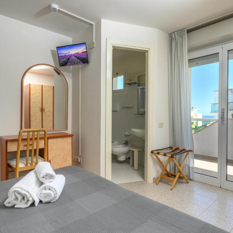 Hotel Villa Lina ANGOLO VIALE DANTE - Double or Twin Room with Side Sea View - 4