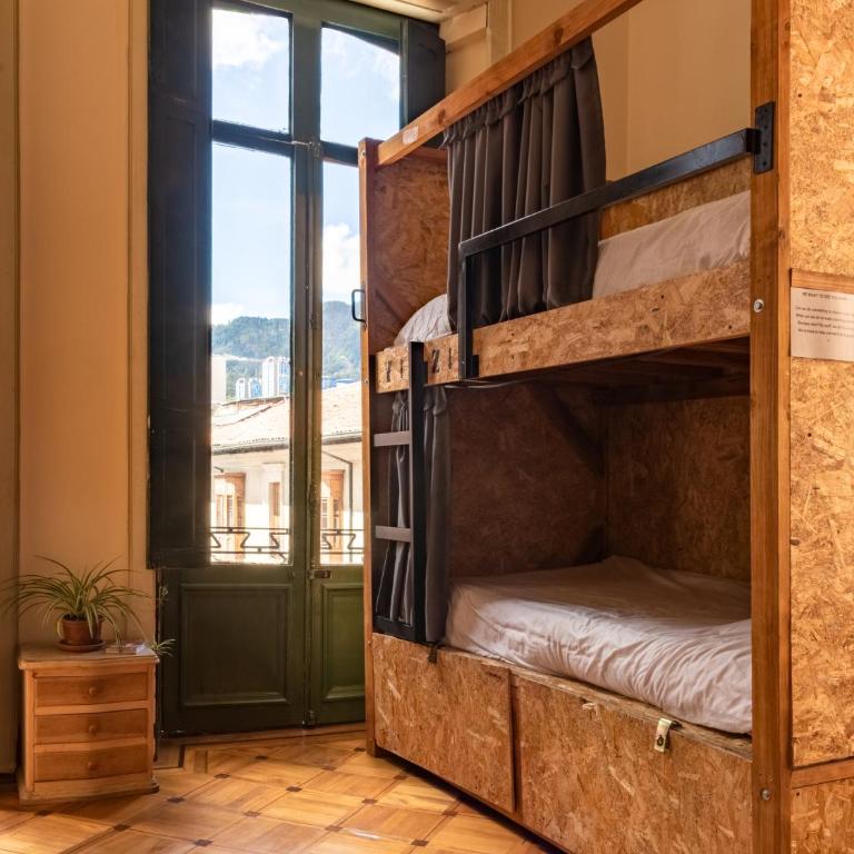 Hostal R10 - Cama en habitación femenina compartida de 4 camas - 3