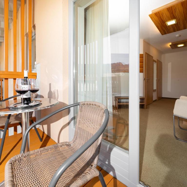 Der Trattner - Hotel Trattnerhof & Hotel Schöcklblick - Deluxe Doppelzimmer mit Balkon - 8