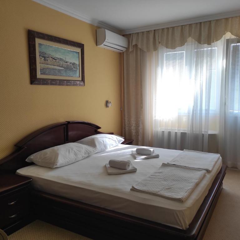 Hotel Mimoza - Deluks Dvokrevetna Soba sa Bračnim Krevetom i Balkonom - 7