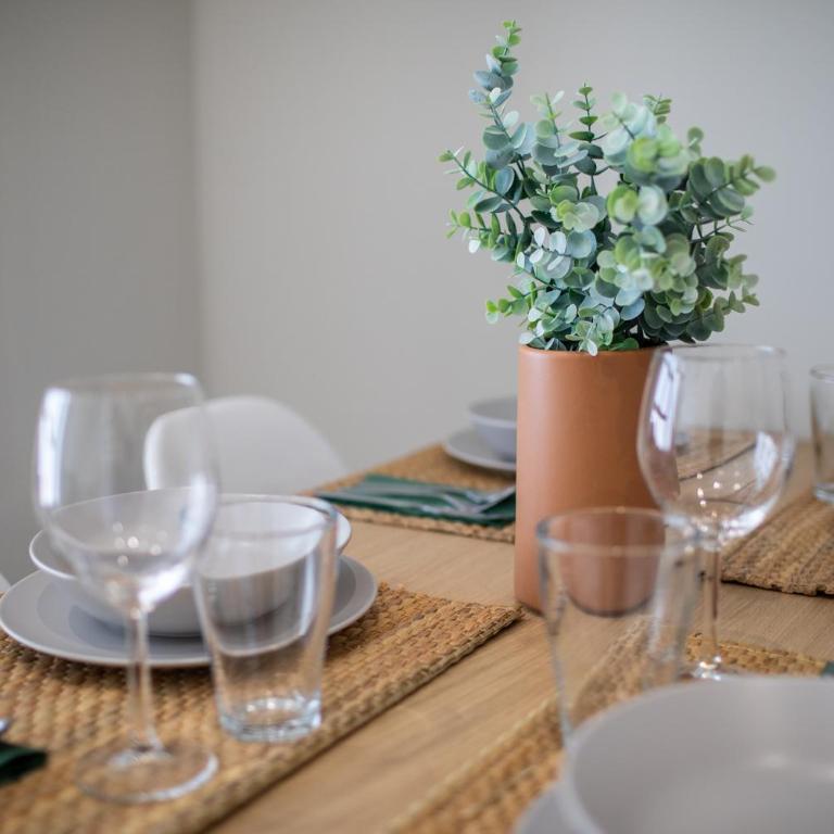 FLORIT FLATS - Port & City Arts - 15 min Beach - Two-Bedroom Apartment - 24