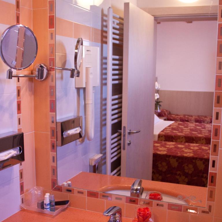 Hotel Villa Angelina - Camera Familiare (3 Adulti + 2 Bambini) - 11
