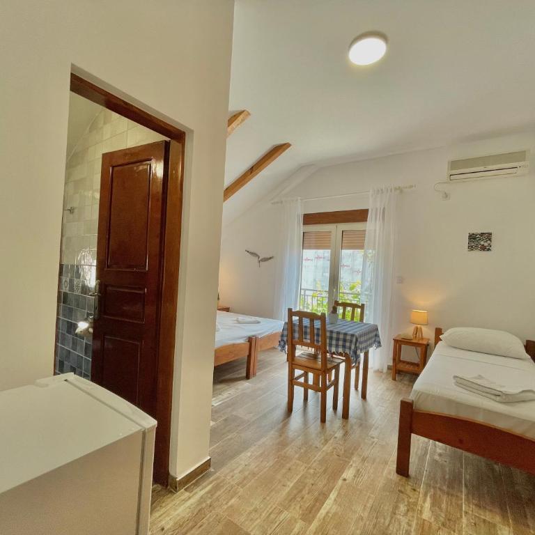 Garden House Budva - Trokrevetna Soba sa Balkonom - 13