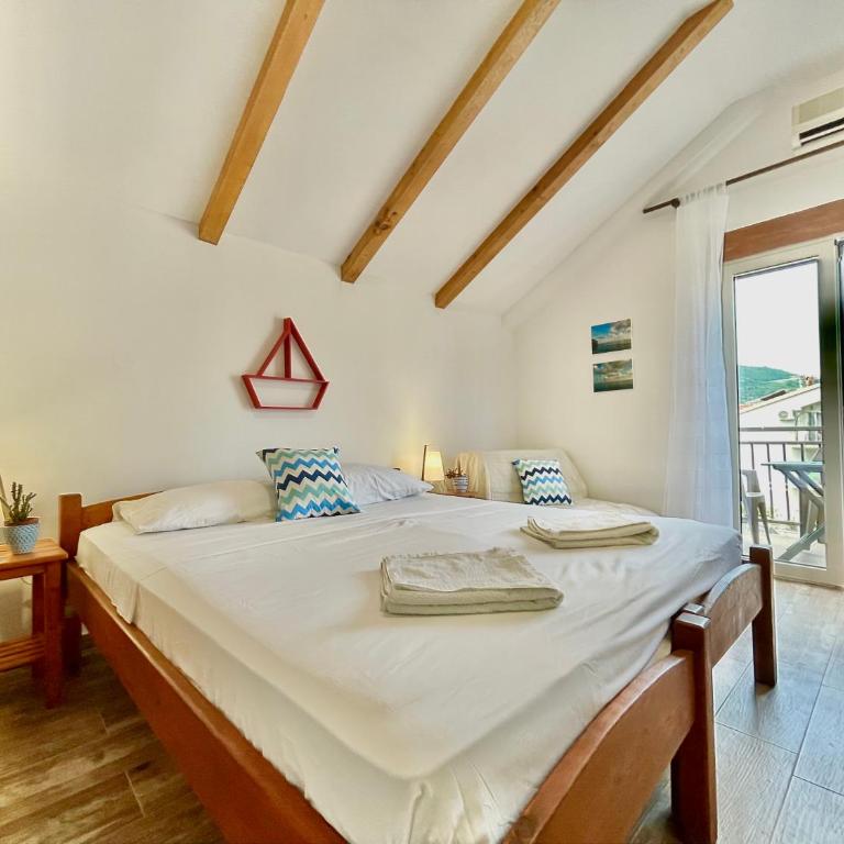 Garden House Budva - Trokrevetna Soba sa Balkonom - 15