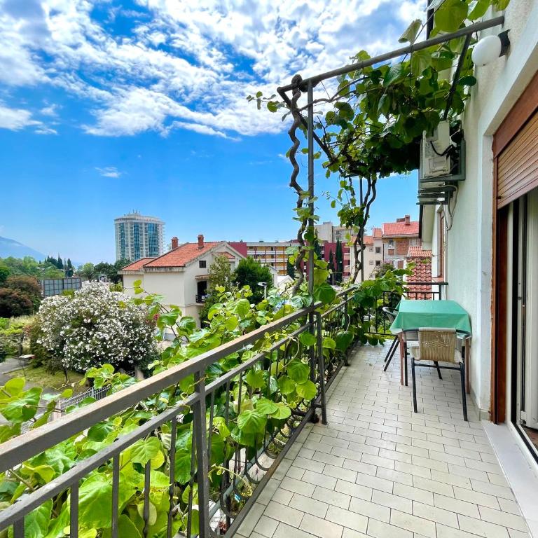 Garden House Budva - Trokrevetna Soba sa Balkonom - 10